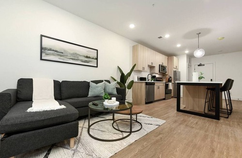 East Liberty Apartment | Stylish Apt w/HULU, Gym & Parking Near Shopping