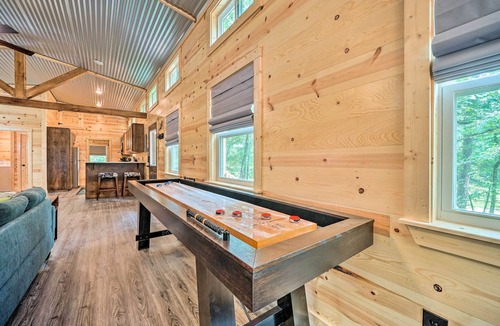 Broken Bow Cottage | Stylish Cabin by Beavers Bend: Hot Tub & Fire Pit