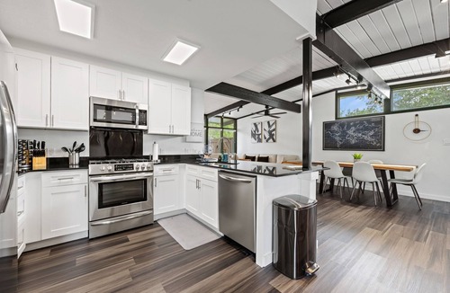 Northwest Dallas House | Stylish Home near Love-Field Airport, King & Queen Beds with a Large Yard