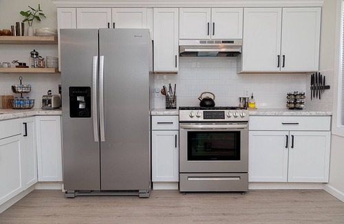 Edgewater House | Stylish King Suite, Egewater Beach & Ohio City