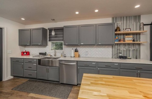 Springfield House | Stylish Modern Home: Entertaining Den & Prime Location!