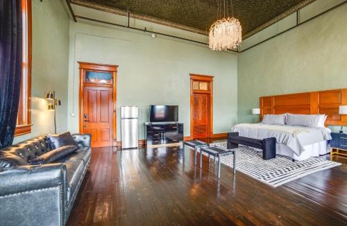 Marshall Apartment | Stylish Private Balcony: Downtown Marshall Studio!
