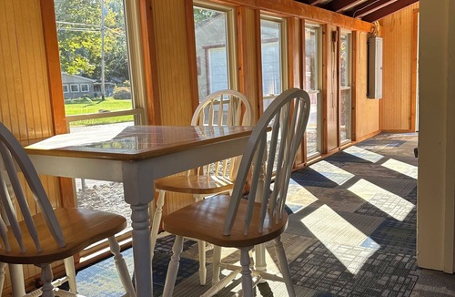 Pymatuning Central Cabin | Stylish Pymatuning Lakehouse – Walk to the Water