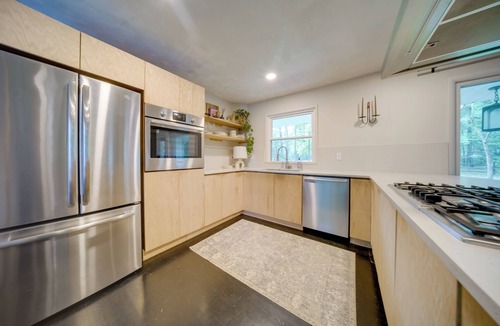 Willoughby House | Stylish Willoughby Hills Retreat w/Fireplace!