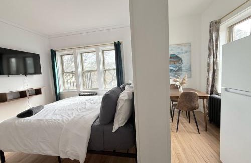 East Avenue Apartment | StylishDowntown Studio Queen Bed Full Kitchen