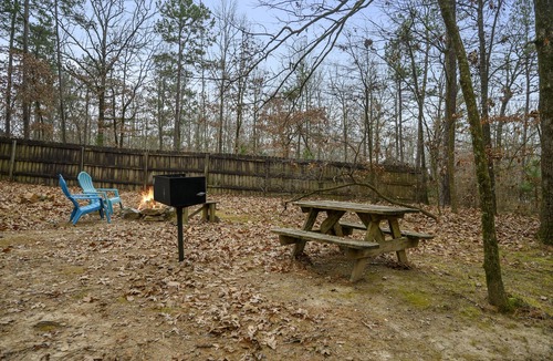 Broken Bow Cabin | Sugarberry Shack | Honeymoon Cabin | Fireplace & Near Beavers Bend