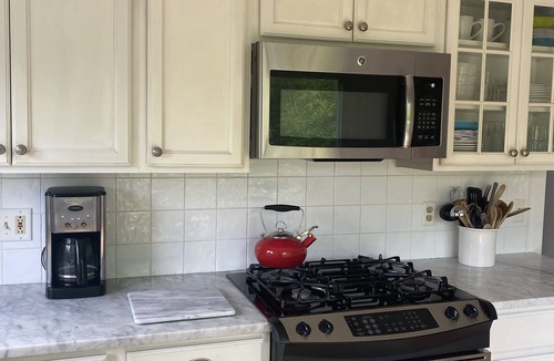 Snug Harbor House | Summer 2027 - Updated 2 Bedroom in Snug Harbor East Matunuck Pet Friendly