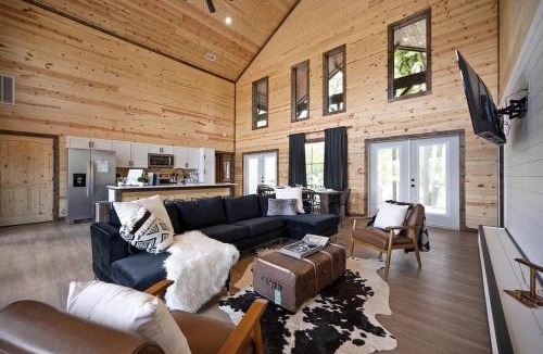 Golden Apartment | Summer Break, Modern Riverfront, Starlink, Hot Tub