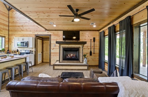 Golden Cabin | Summer Break Waterfront Hot Tub Fishing
