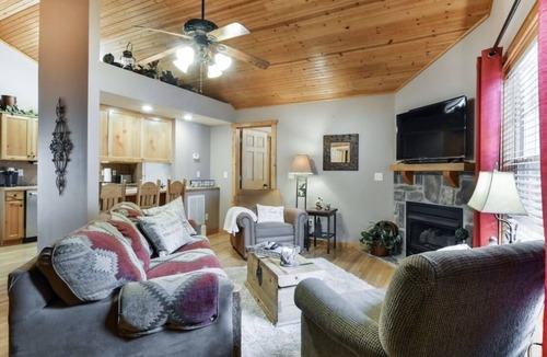 Reeds Spring Cabin | Summer is here. Come stay with us! Two master king suites. Gated golf community.