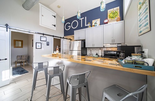 Geneva-on-the-Lake Cottage | Sumner Sands Cottage. A Stylish 3BR Getaway – Walk to GOTL Strip