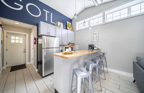 Geneva-on-the-Lake Cottage | Sumner Sands Cottage. A Stylish 3BR Getaway – Walk to GOTL Strip