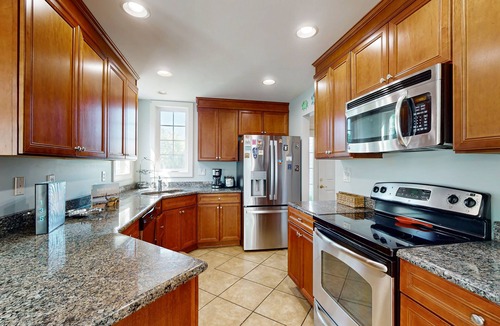 Ocean Pines House | Sun-filled retreat near beaches w/pool access golf, fireplace, W/D, & sunroom