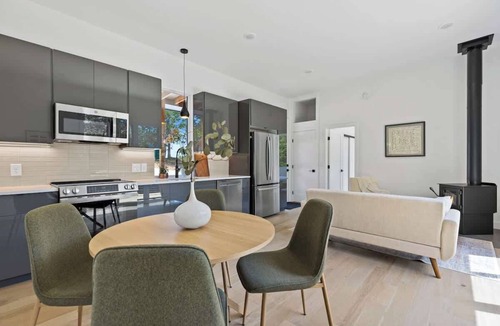 Young Harris House | Sunbeam | Cozy Deck + Hot Tub/Sauna Access + Dogs