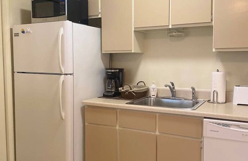 North Canton Apartment | Sunlit 1BR Near Pro Football HOF & Cak Airport