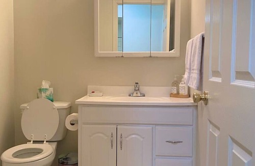 North Canton Apartment | Sunlit 1BR Near Pro Football HOF & Cak Airport
