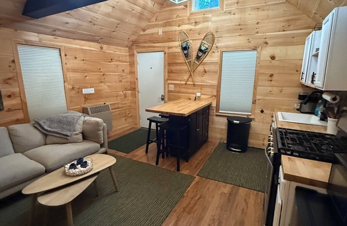 Wyman Cabin | Sunny Cabin Near Sugarloaf Mountain