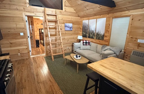 Wyman Cabin | Sunny Cabin Near Sugarloaf Mountain
