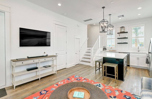 Port Aransas Cabin | Sunny house by the beach with pool, adorned modern furnishings & balcony seating