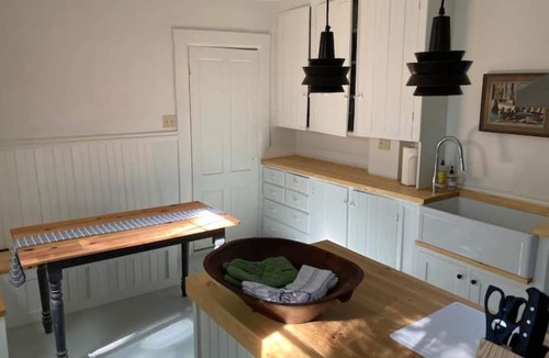 Valley Street Apartment | Sunny + private West End apartment with free parking