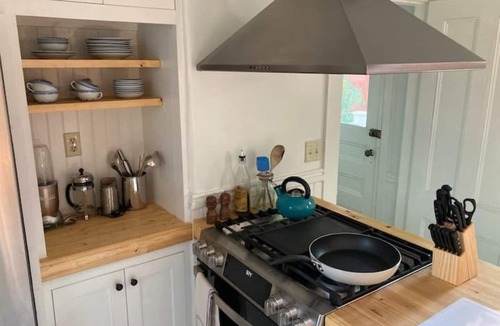Valley Street Apartment | Sunny + private West End apartment with free parking