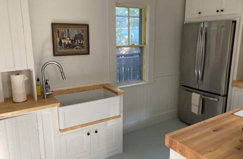 Valley Street Apartment | Sunny + private West End apartment with free parking