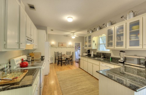 Saint Simons Island House | Sunny Showers-Pet friendly beach cottage steps from the ocean