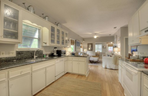 Saint Simons Island House | Sunny Showers-Pet friendly beach cottage steps from the ocean