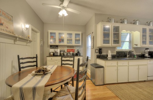 Saint Simons Island House | Sunny Showers-Pet friendly beach cottage steps from the ocean
