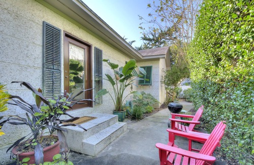 Saint Simons Island House | Sunny Showers-Pet friendly beach cottage steps from the ocean