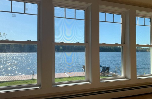 Oakland House | Sunny, spacious and updated lake cottage - amazing views & steps from the water!