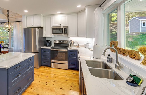 Sandy Point Cottage | Sunny Stockton Springs Home < 1 Mi to Beach!