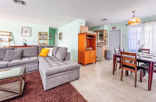 North Beach Apartment | Sunrise Delight –Pet-Friendly, 2-Min Walk to Beach