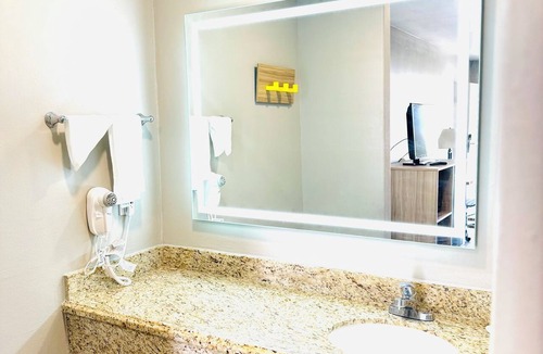 Central City Hotel | Super 8 by Wyndham Corpus Christi