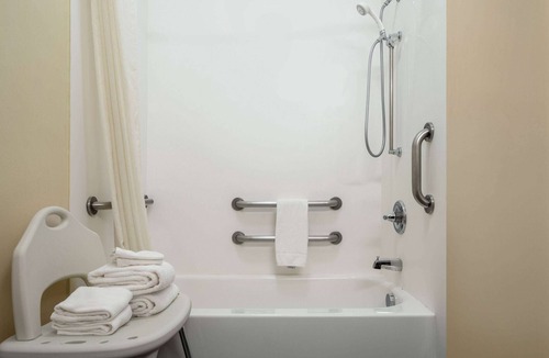 Columbus Hotel | Super 8 by Wyndham Columbus West