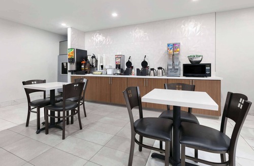 Grapevine Hotel | Super 8 by Wyndham Grapevine/DFW Airport Northwest