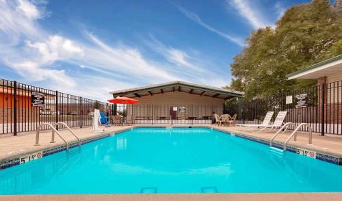 Siloam Springs Hotel | Super 8 by Wyndham Siloam Springs