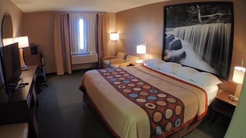 Winfield Hotel | Super 8 by Wyndham Winfield-Quail Ridge Area