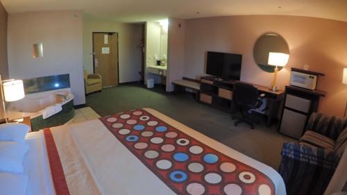 Winfield Hotel | Super 8 by Wyndham Winfield-Quail Ridge Area