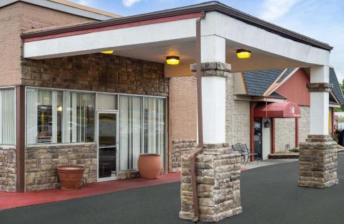 Youngstown Hotel | Super 8 by Wyndham Youngstown Girard