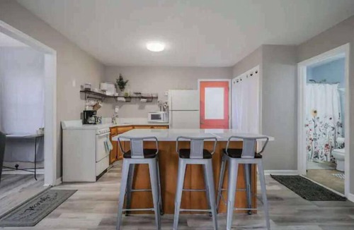 Madison - Lakeland House | Super Hosts: Grove Cottage - close to beach, wineries & Spire!