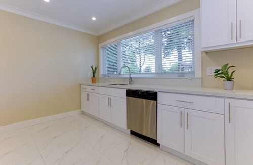 Delta House | Superb Convenient North Delta Vacation Home with 6 Bed and 6 Bath