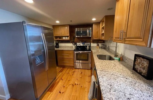 Old Port Apartment | Superb Location! Heart of Old Port-Spacious Apartment