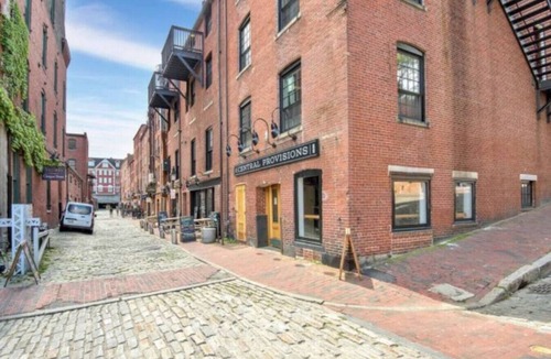 Old Port Apartment | Superb Location! Heart of Old Port-Spacious Apartment
