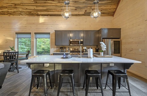Golden Cabin | Sweet Caroline Creek-Side Cabin 🎯 Games 🔥 Hot Tub 📺 Outdoor TV