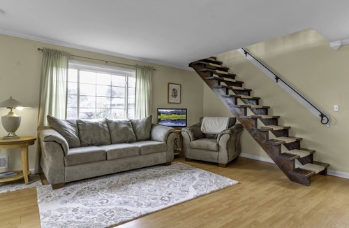 Tonawanda Apartment | Tasteful loft, work-friendly