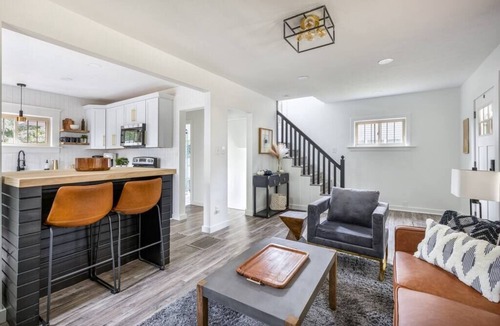 Highland Square House | The Akron Retreat - Modern 3-Bedroom Oasis in Akron’s Vibrant Highland Square