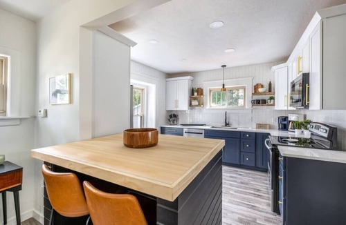 Highland Square House | The Akron Retreat - Modern 3-Bedroom Oasis in Akron’s Vibrant Highland Square