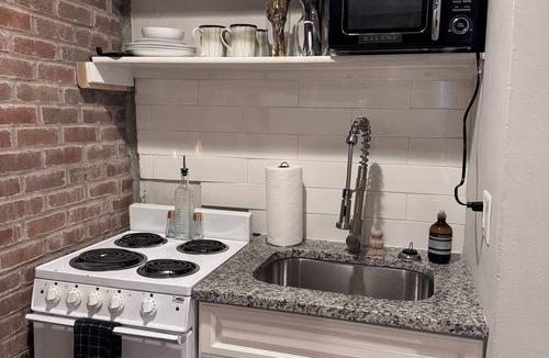 Short North Apartment | The Alcove by Jungle House Downtown & Short North - Walk to High Street - Near Convention Center, OSU & Nationwide Arena Private Parking 5,800 Reviews
