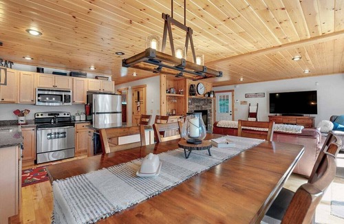 Bethel Cabin | The Après Inn w/Hot Tub and Fireplace!